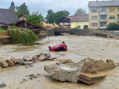 Wassermassen bahnen sich ihren Weg durch das Stadtzentrum von Simbach am Inn. Foto: Manfred Fesl